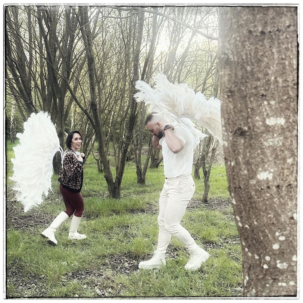Janette Manrara e John Whaite usando asas de anjo