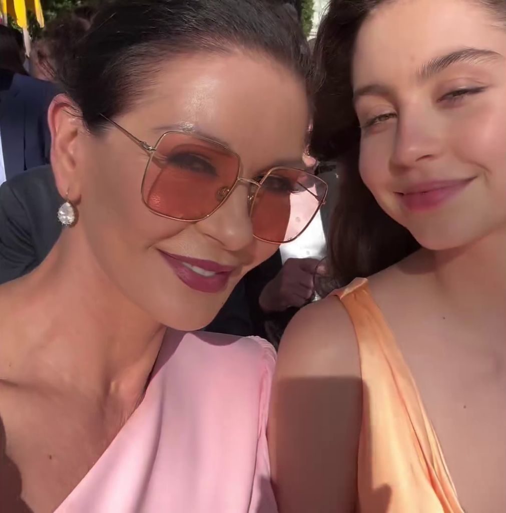 Catherine Zeta Jones e sua filha Carys comparecem a um casamento de família
