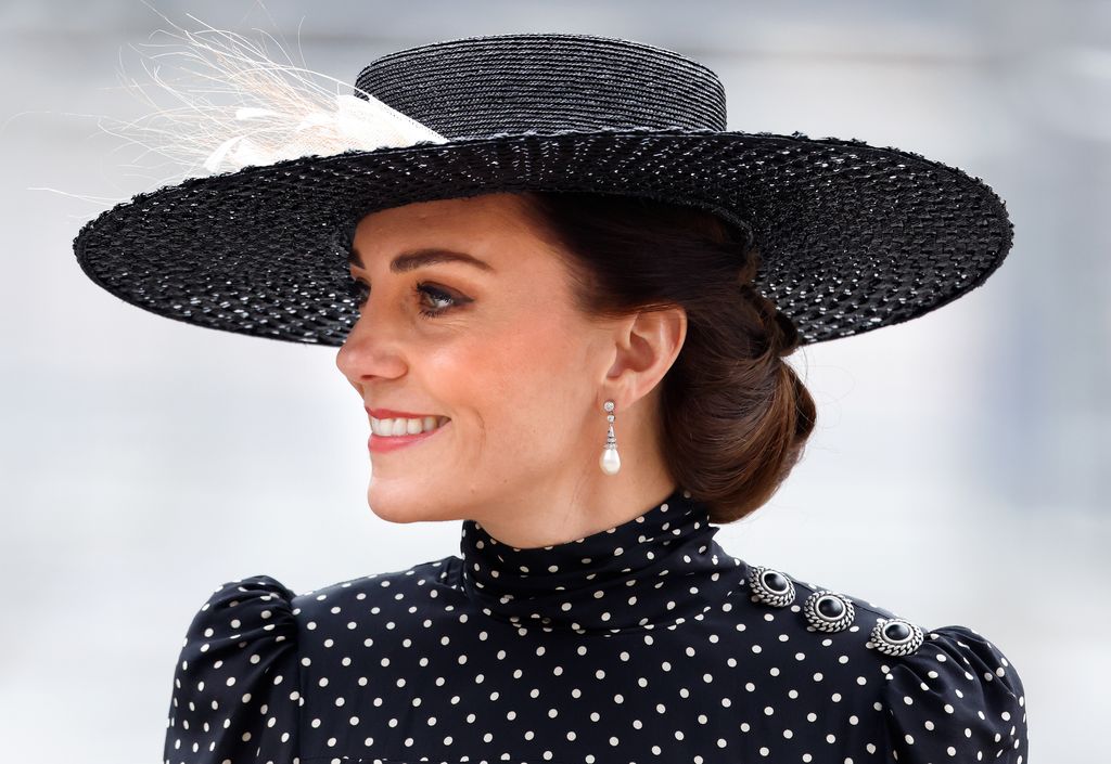 Princesa Kate usando bolinhas pretas e brancas e um chapéu