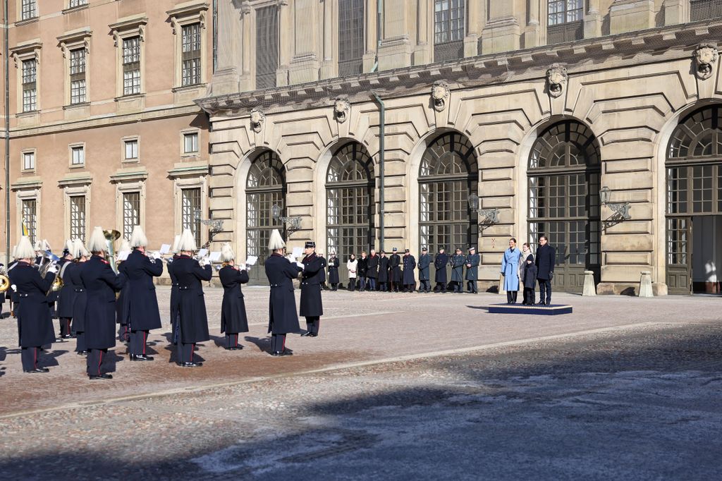 Os suecos ouvindo a Banda da Guarda de Honra do lado de fora do palácio