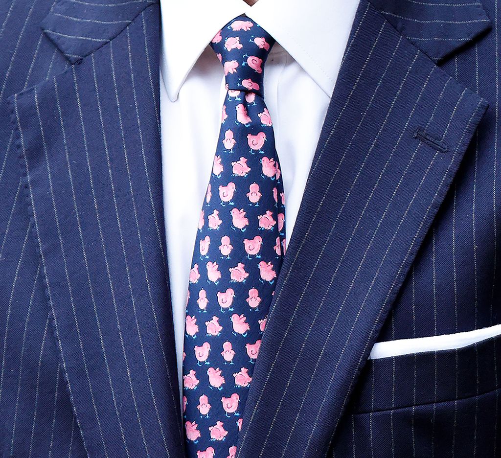 Príncipe Eduardo usando uma gravata de Páscoa azul com pintinhos rosa