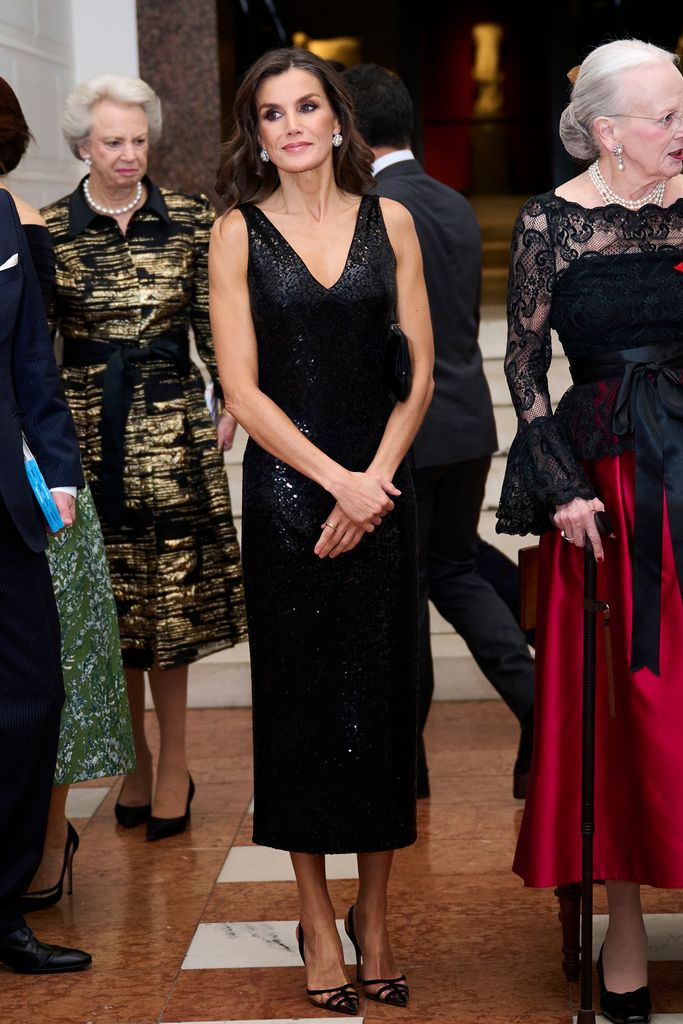 Rainha Letizia com vestido preto de lantejoulas 