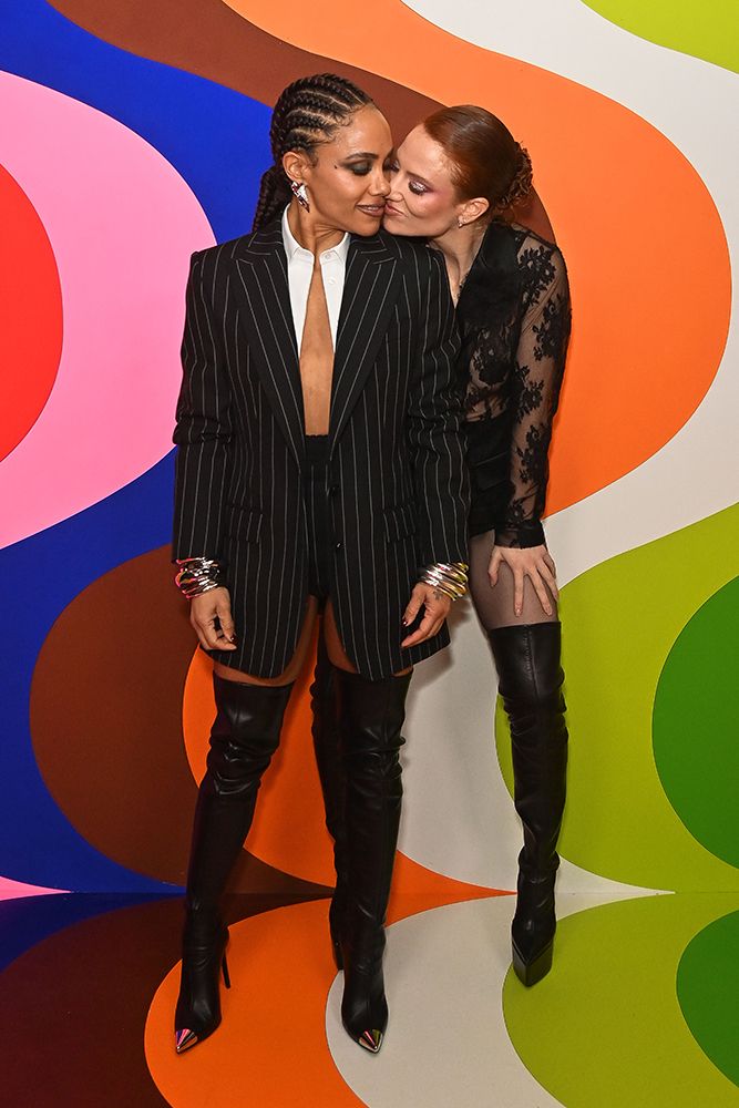 Alex Scott e Jess Glynne se beijam em britânicos depois da festa