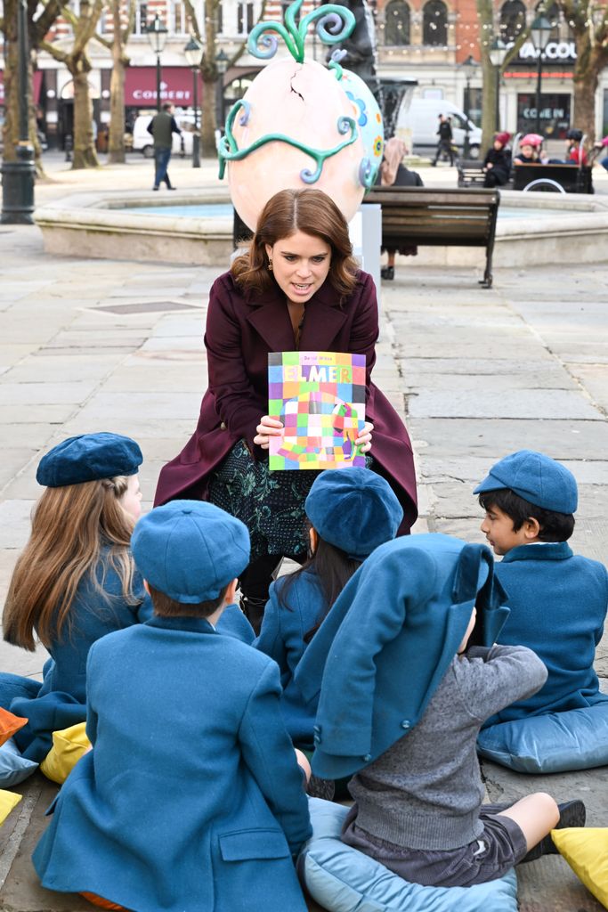 A princesa leu para as crianças da escola