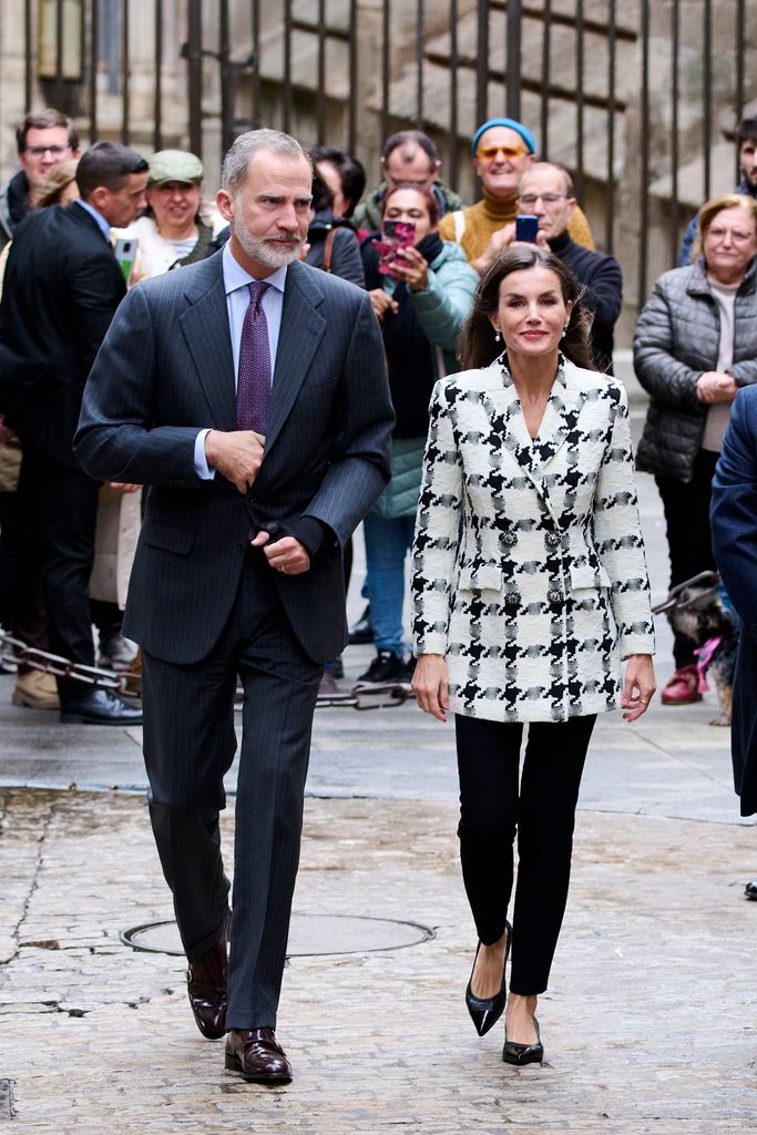 Rei Felipe VI da Espanha em terno Rainha Letizia em jaqueta xadrez preta del Rey