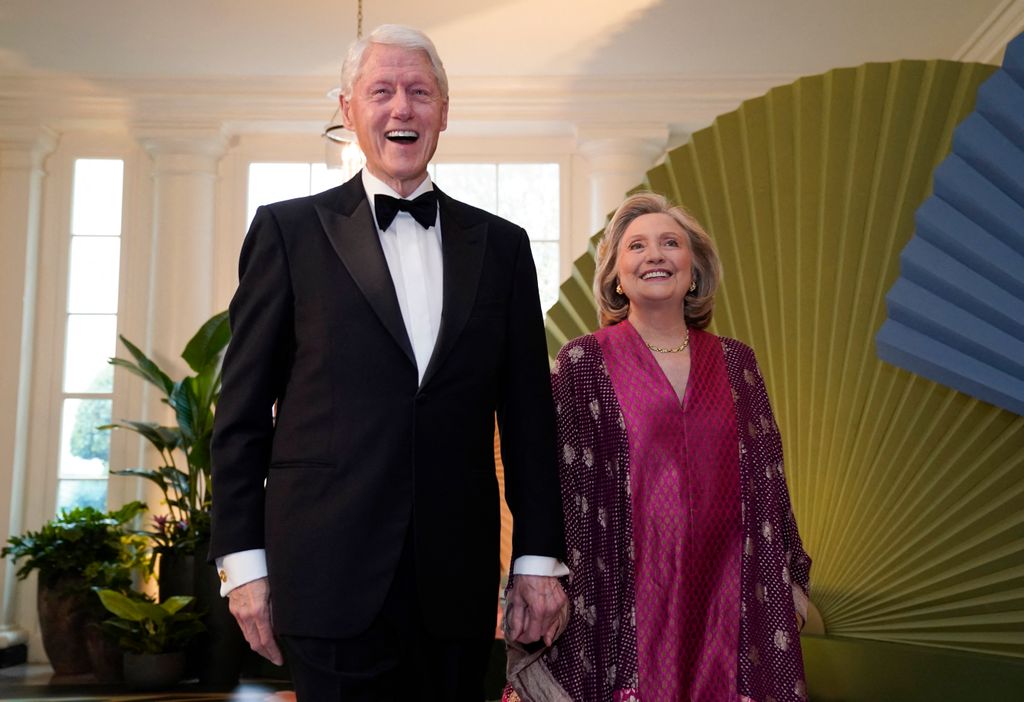 Bill Clinton, 42º presidente dos EUA e sua esposa Hillary Rodham Clinton, 67º secretário de Estado dos EUA chegam para um jantar de Estado 