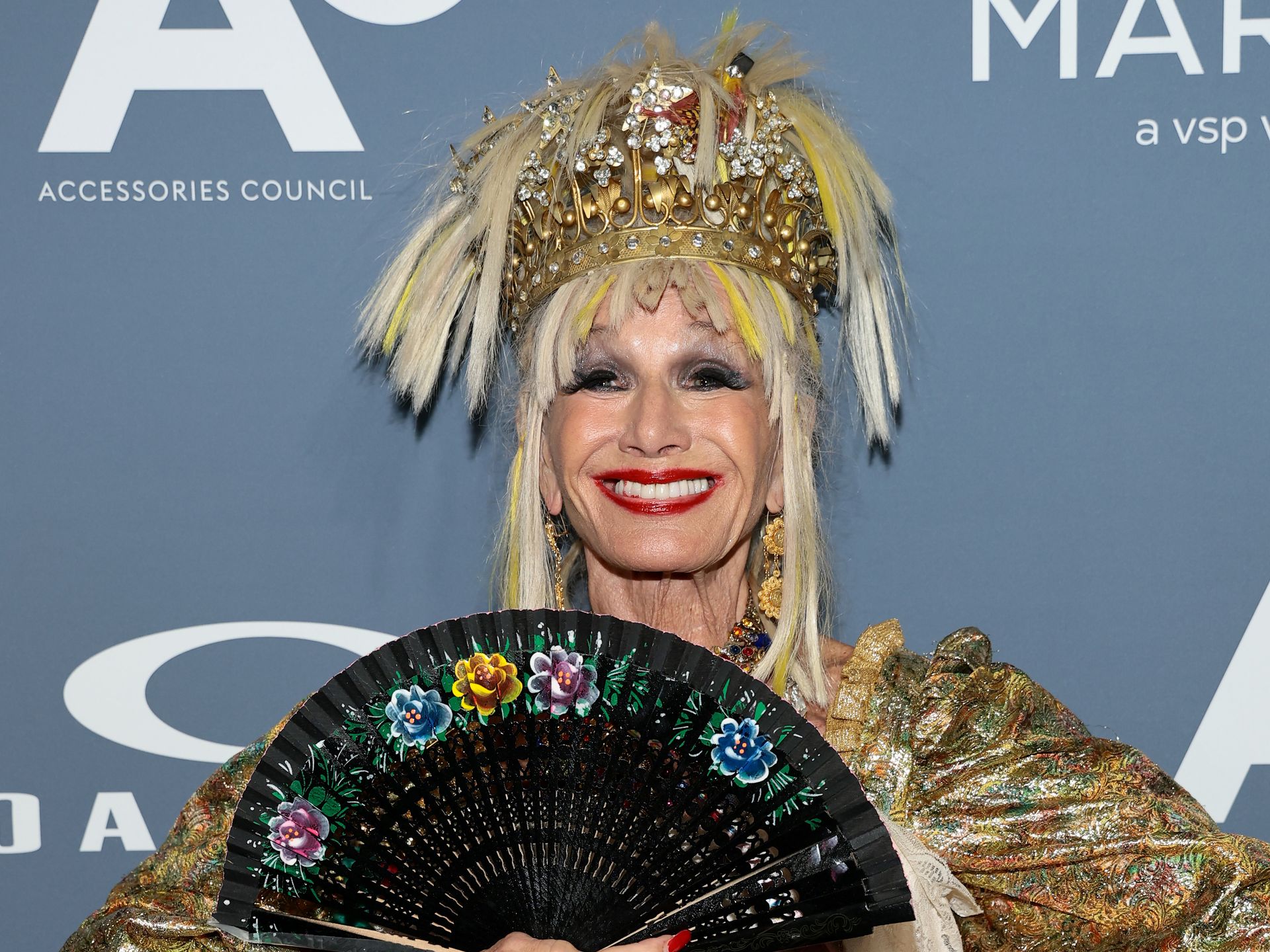 Betsey Johnson, 82, delights fans doing the splits on red carpet
