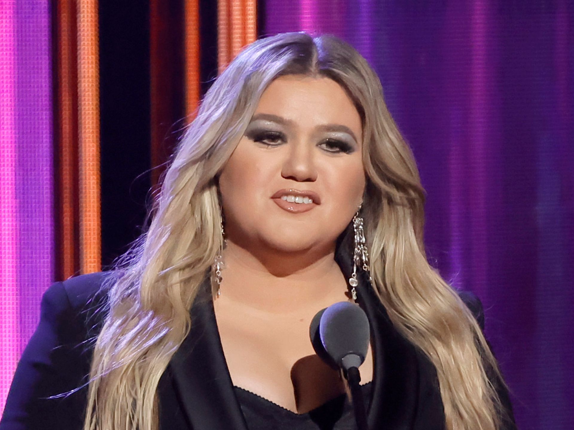 Kelly Clarkson looks emotional as she makes bold statement ahead of milestone | HELLO!
