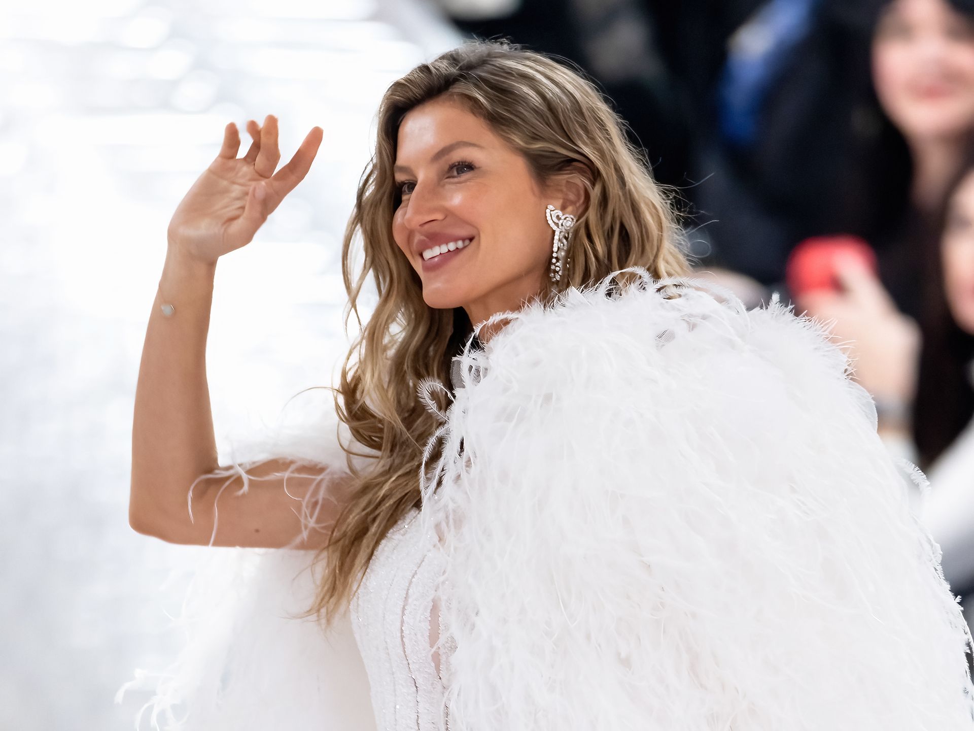 Gisele Bündchen looks like an angel in leg-lengthening bridal look