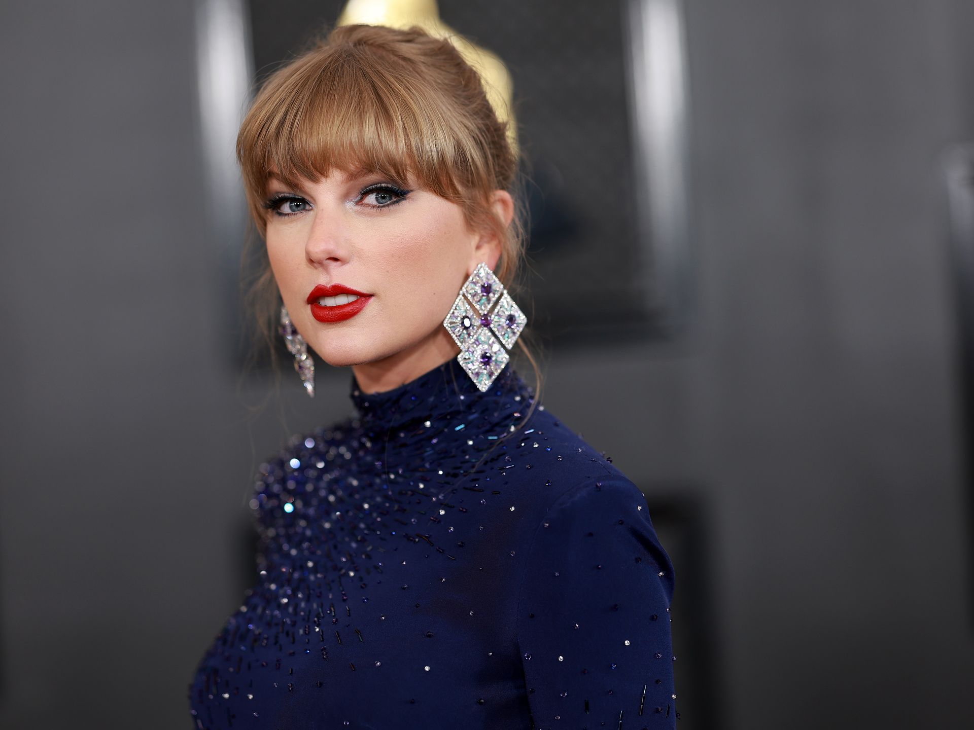 Taylor Swift Gets Special Gift From 'The Hunger Games' Author