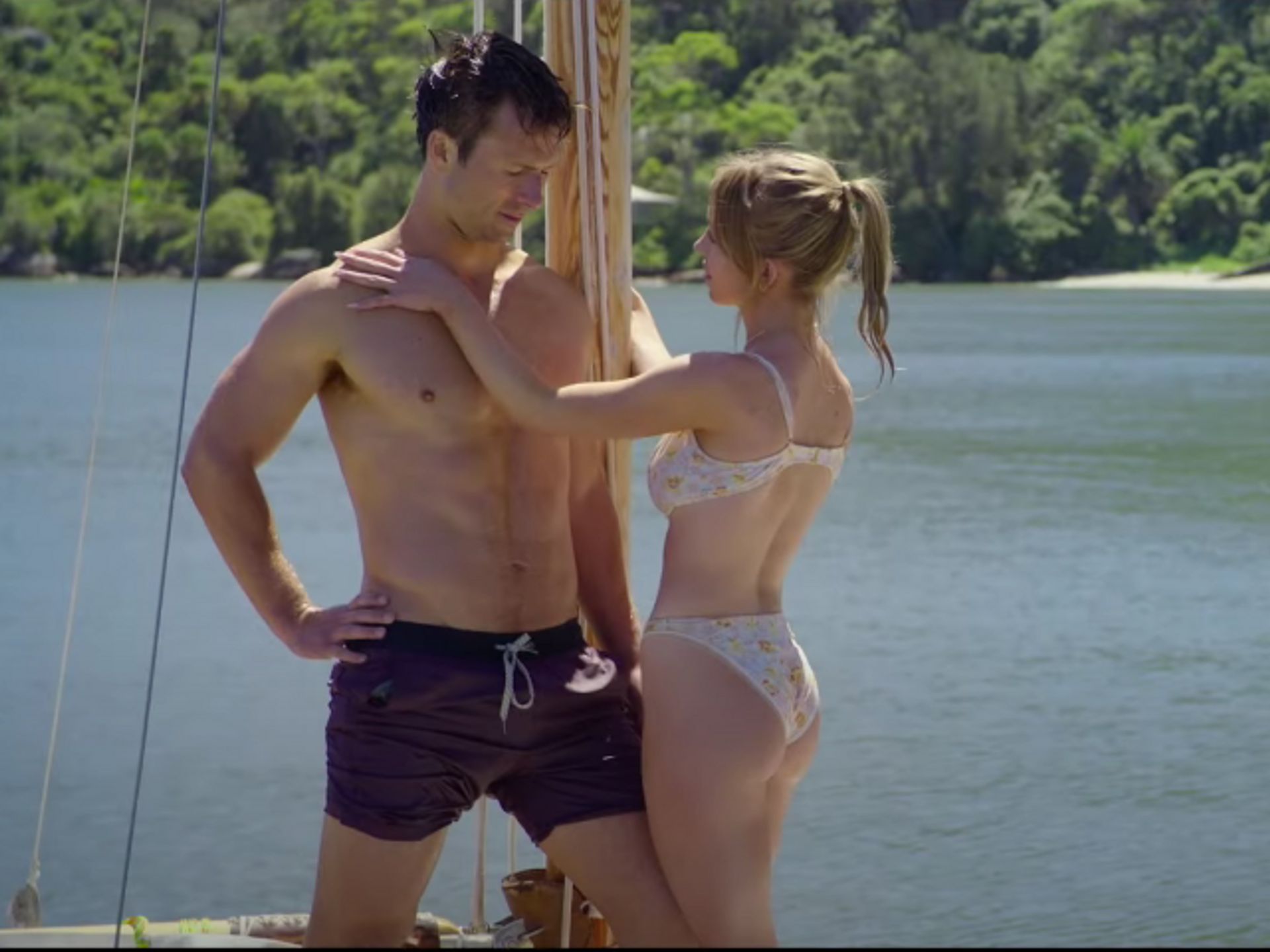 Sydney Sweeney and Glen Powell have sizzling chemistry in first