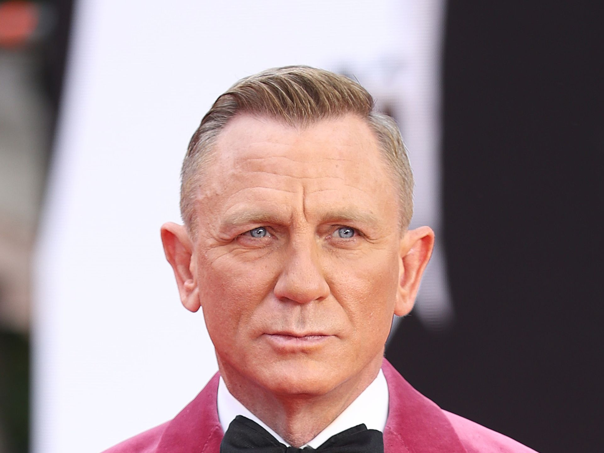 Daniel Craig sends fans into a tizzy as he debuts striking new look HELLO