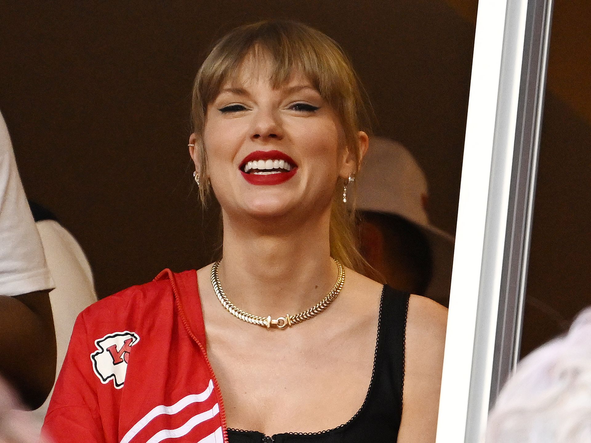 Taylor Swift Wears '87' Bracelet While Cheering on Travis Kelce