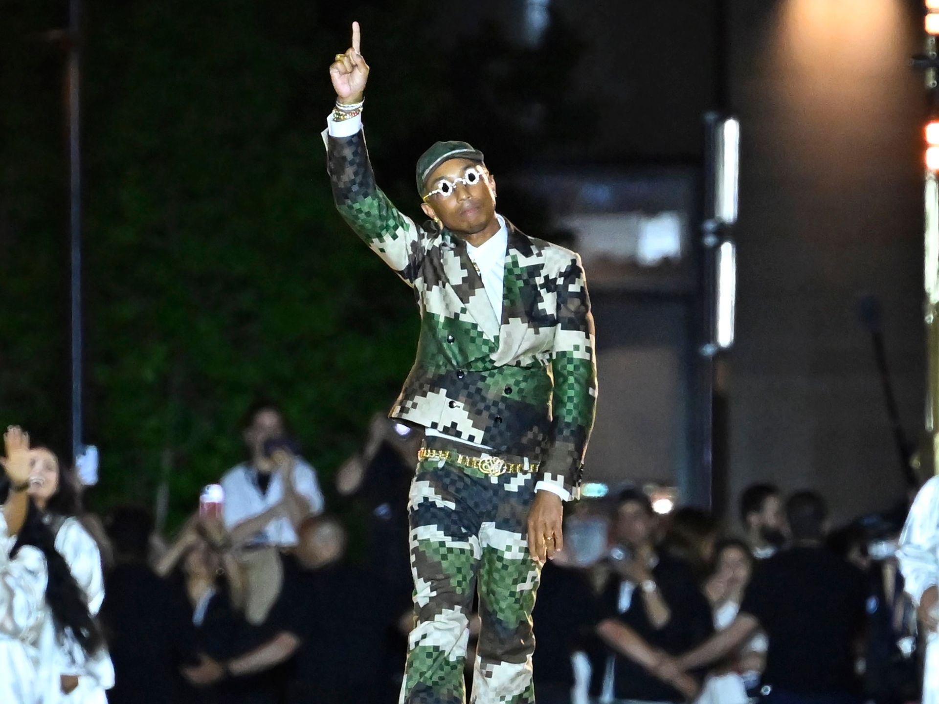 Jay Z pauses his performance at the Louis Vuitton show to check