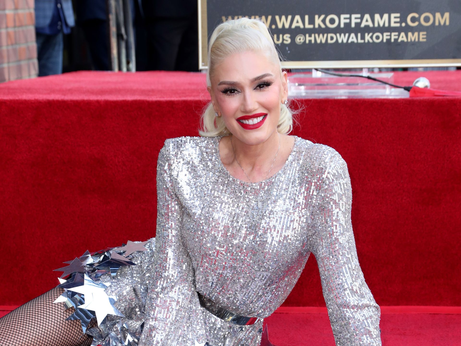 Gwen Stefani Stuns In Metallic Shift Dress And Tries To Start 'Footless  Tights' Trend
