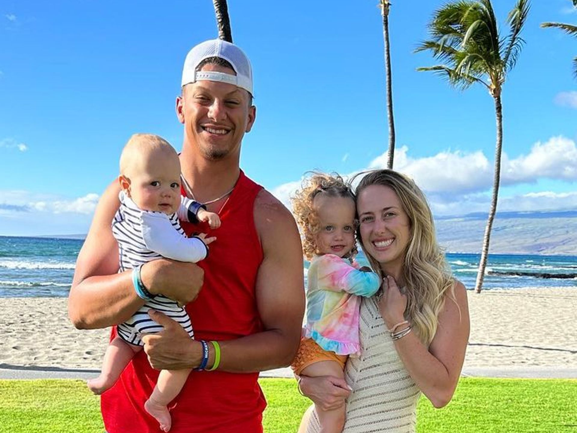 Patrick Mahomes treats entire family to work vacation in Hawaii