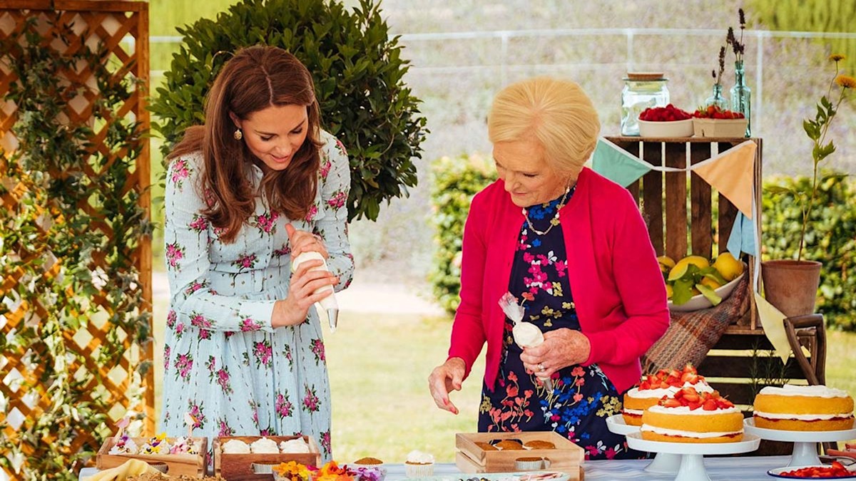 Buy Mary Berry with Lakeland High Quality Non-Stick Swiss Roll Tin