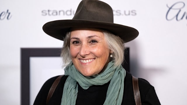 ricki lake wearing hat