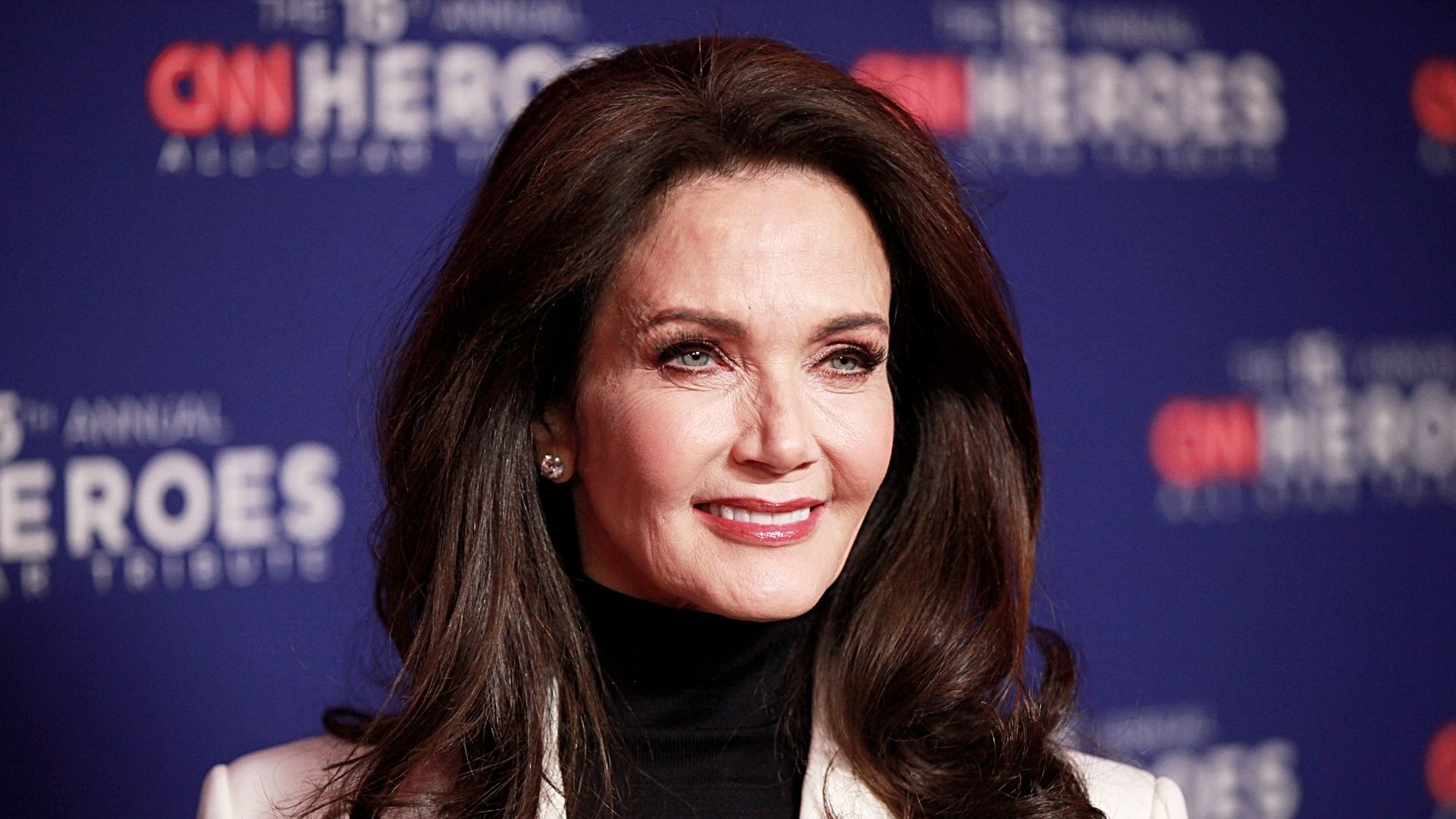 Lynda Carter, 72, is radiant with a bold beauty look at special political event with Barack Obama