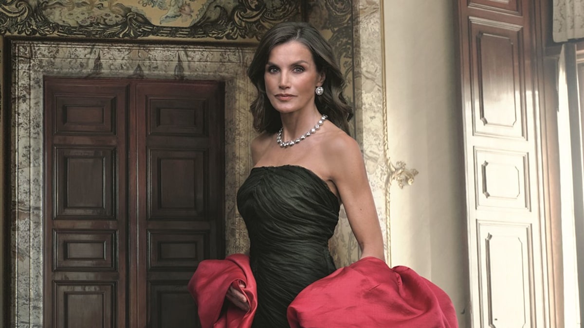 La Reina Letizia en un vestido negro strapless dando una mirada cautivadora.