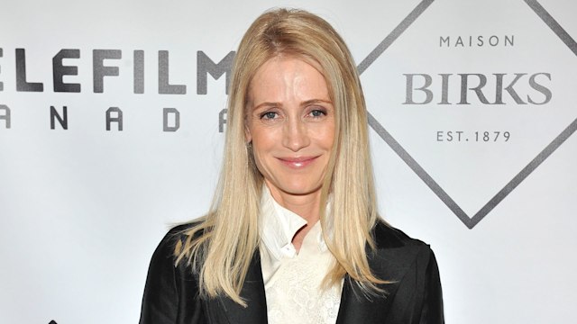 Kelly Rowan smiling for a photo on the red carpet