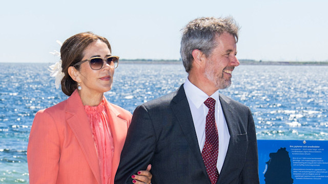 King Frederik and Queen Mary standing in front of the Øresund Bridge