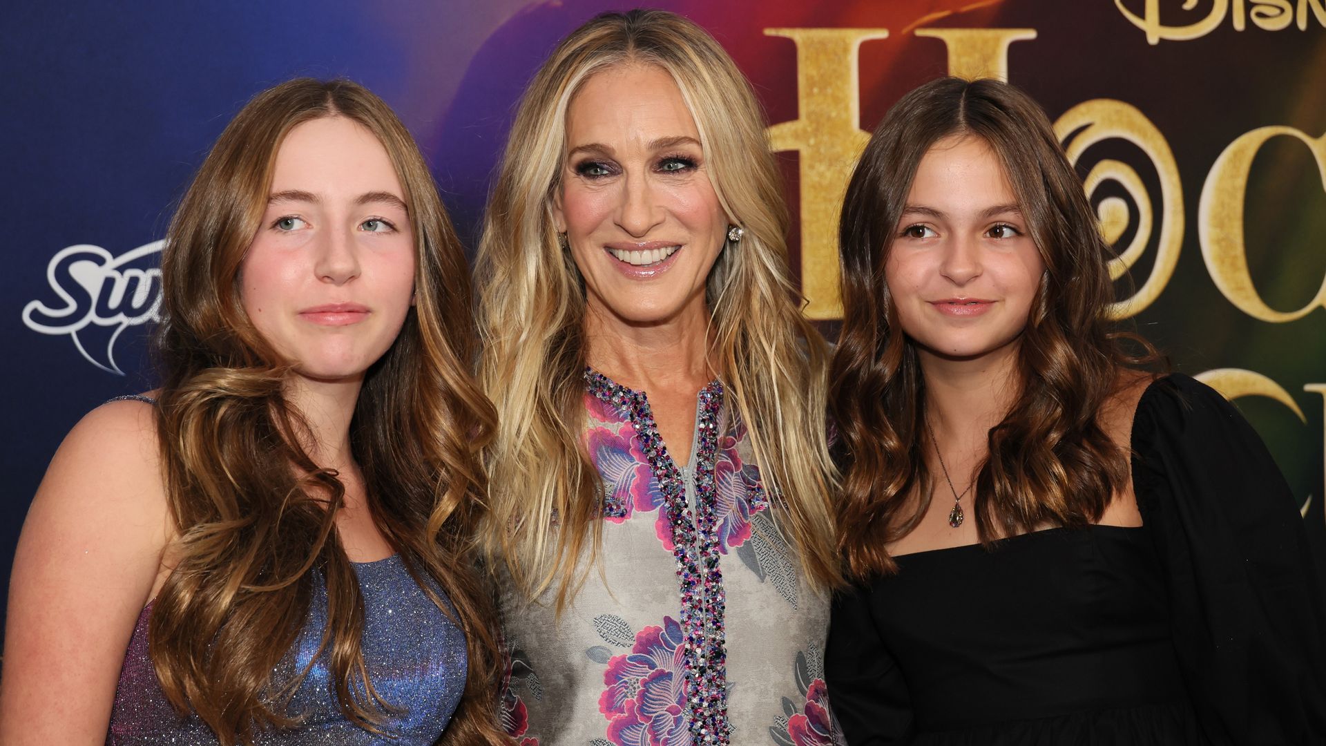 Sarah Jessica Parker with her twin daughters