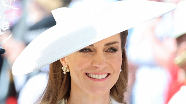  Prince William, Prince of Wales and Catherine in white dress in carriage