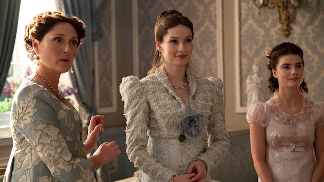 Ruth Gemmell as Lady Violet Bridgerton, Hannah Dodd as Francesca Bridgerton, Florence Hunt as Hyacinth Bridgerton