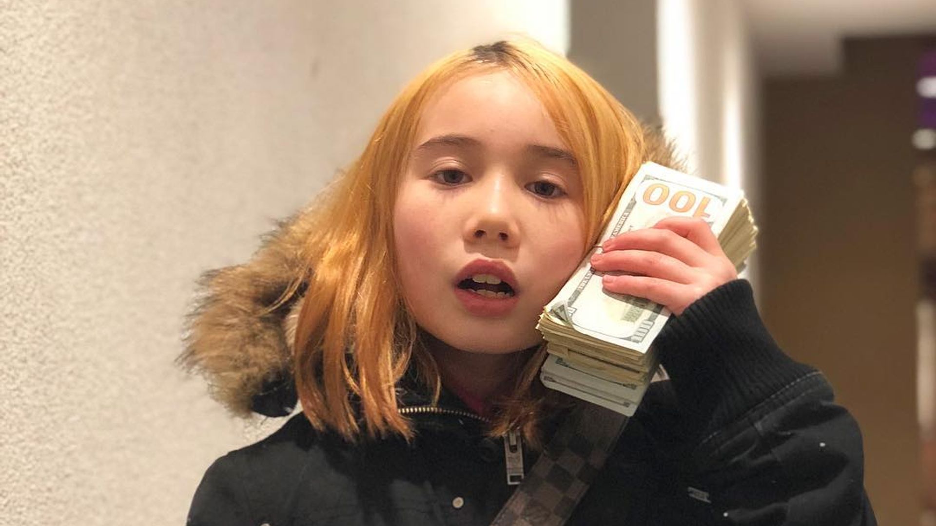 lil tay holding money