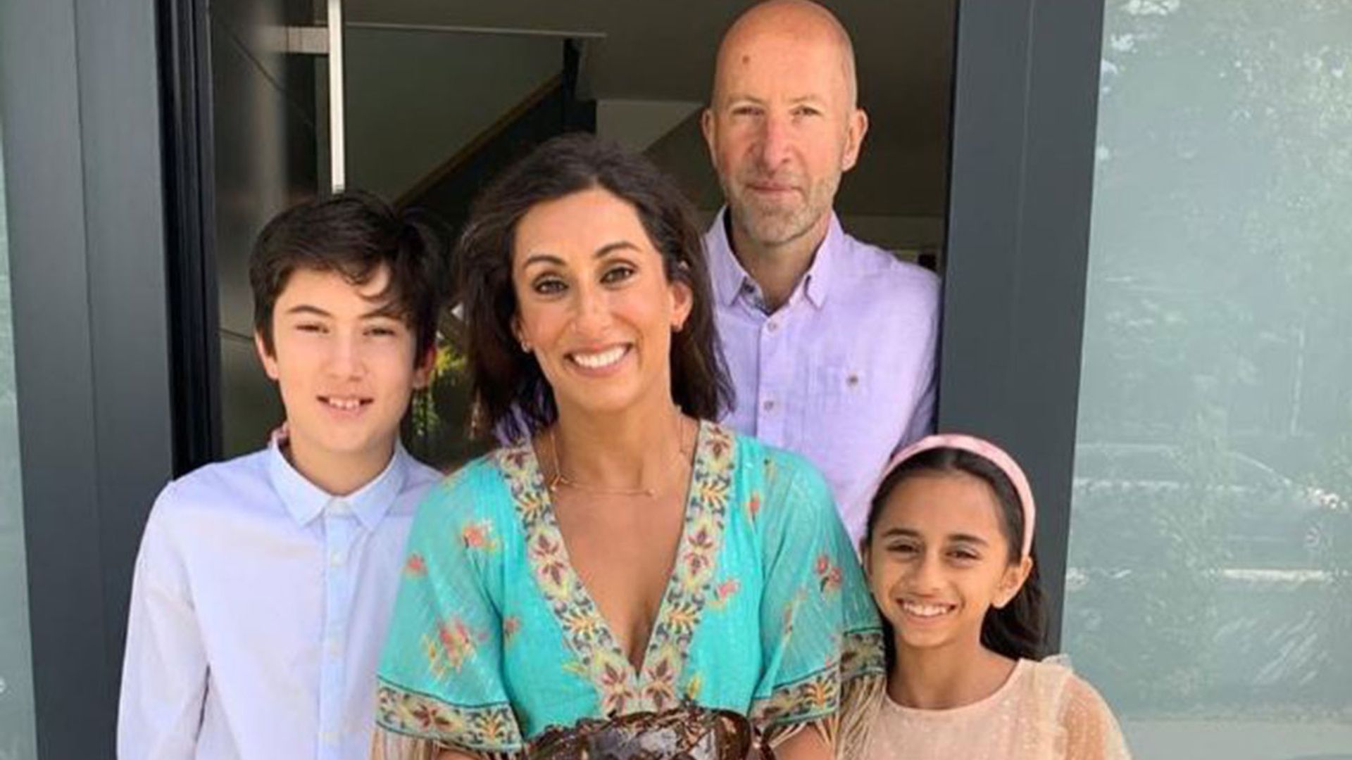 saira khan family