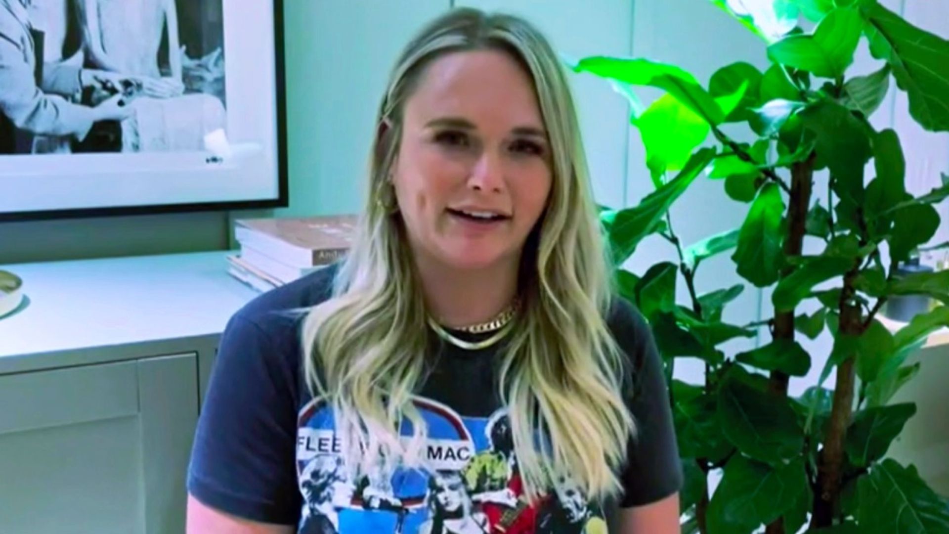 Miranda Lambert wins ACM Award for Entertainer of the Year, picks up