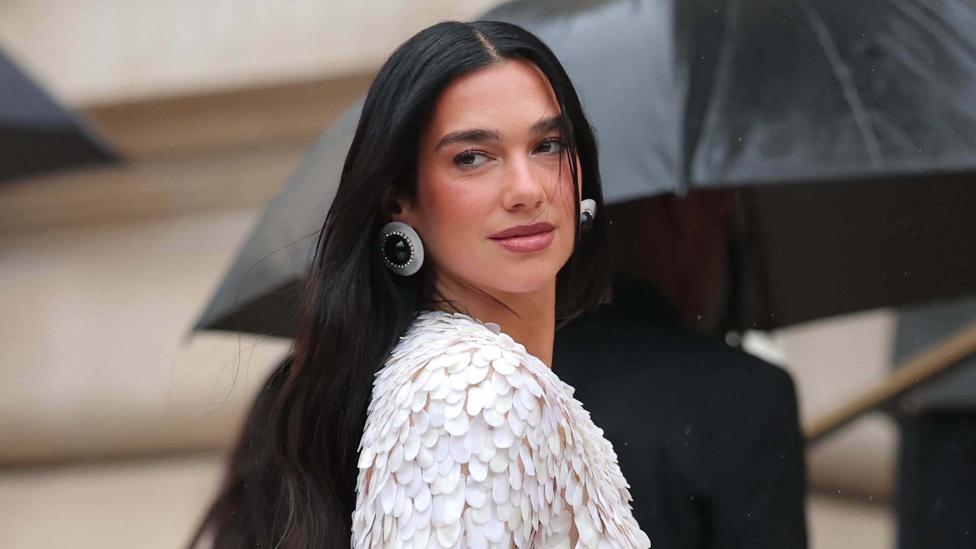  Dua Lipa attends the Schiaparelli Haute Couture Fall/Winter 2025/2026 show as part of Paris Fashion Week in white gown