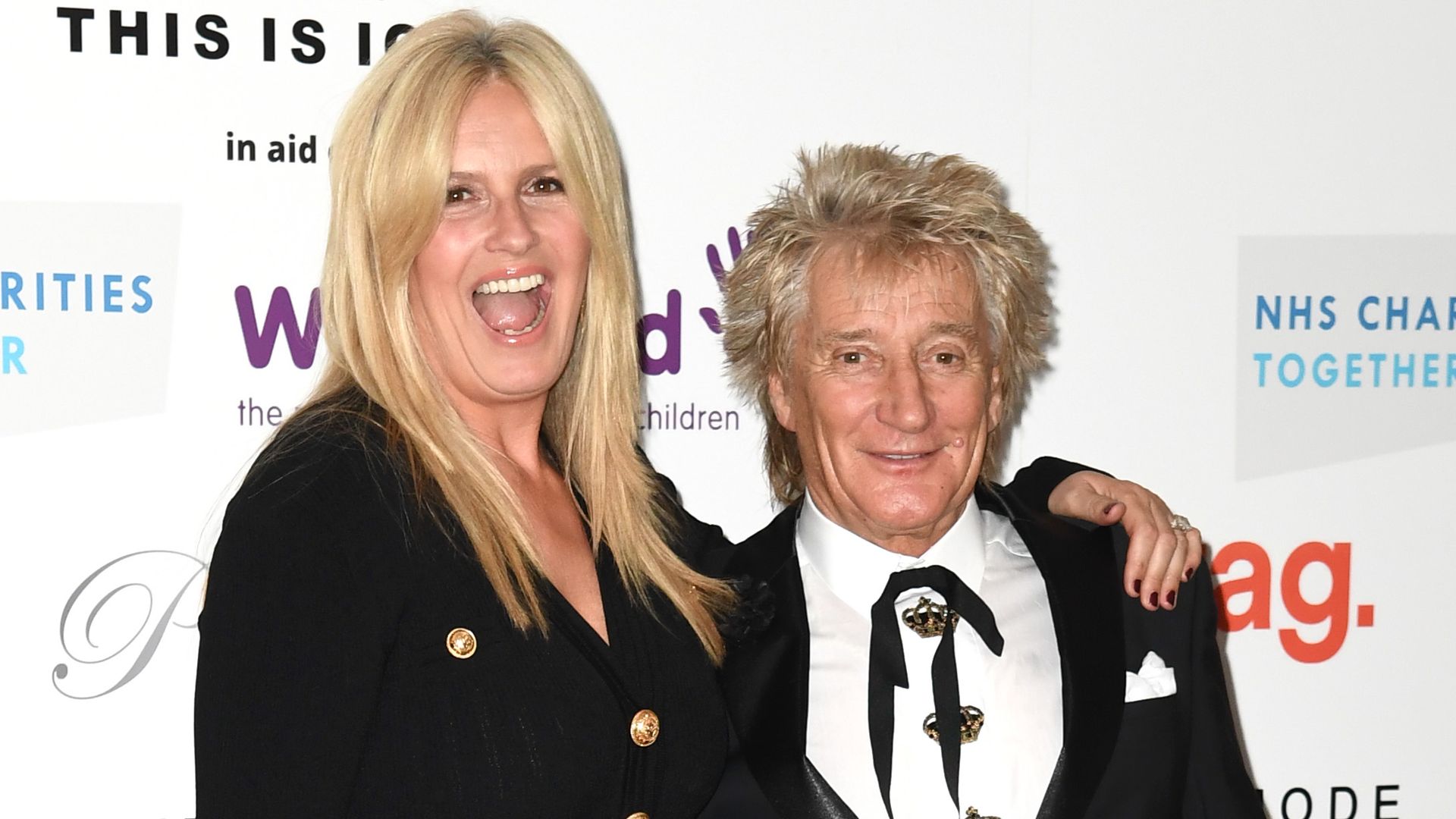 Penny Lancaster with arm around Rod Stewart