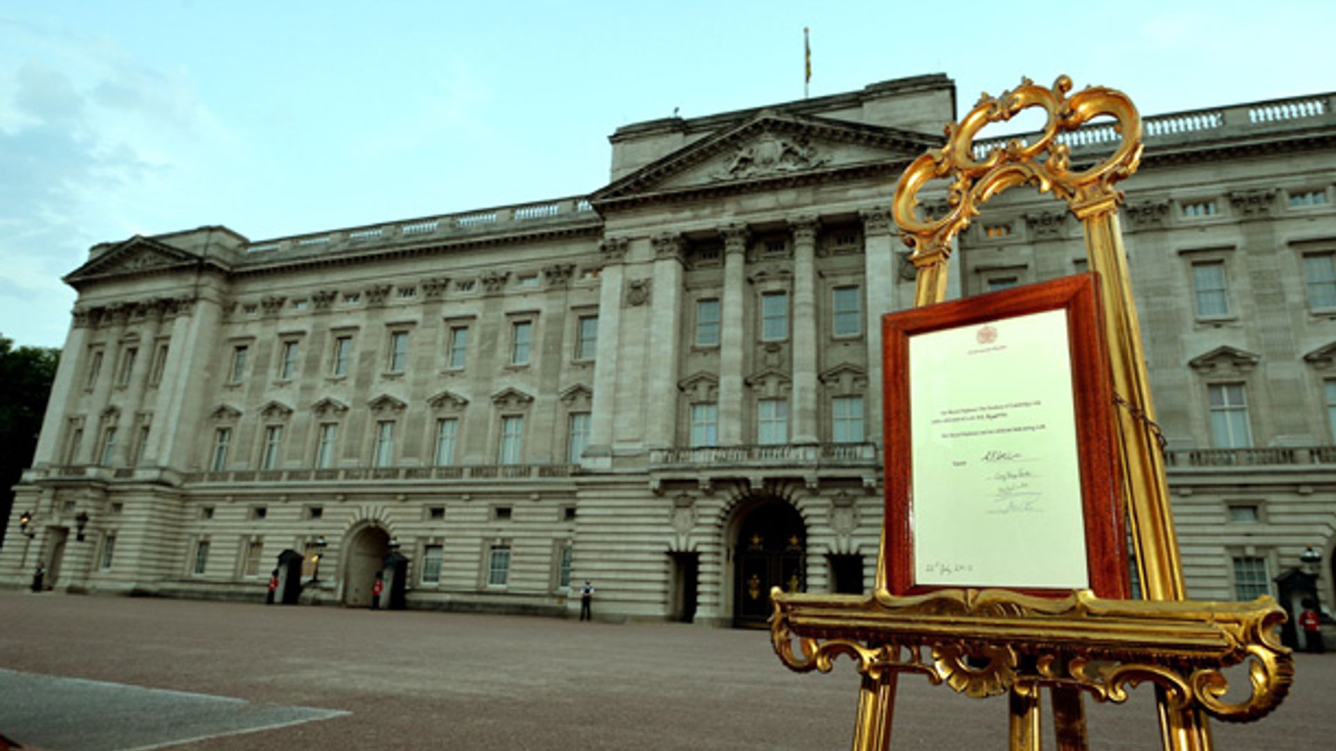 Bulletin announcing royal baby's arrival displayed at Buckingham Palace