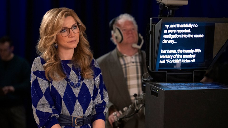 Sarah Chalke står vid Teleprompter i Firefly Lane säsong två