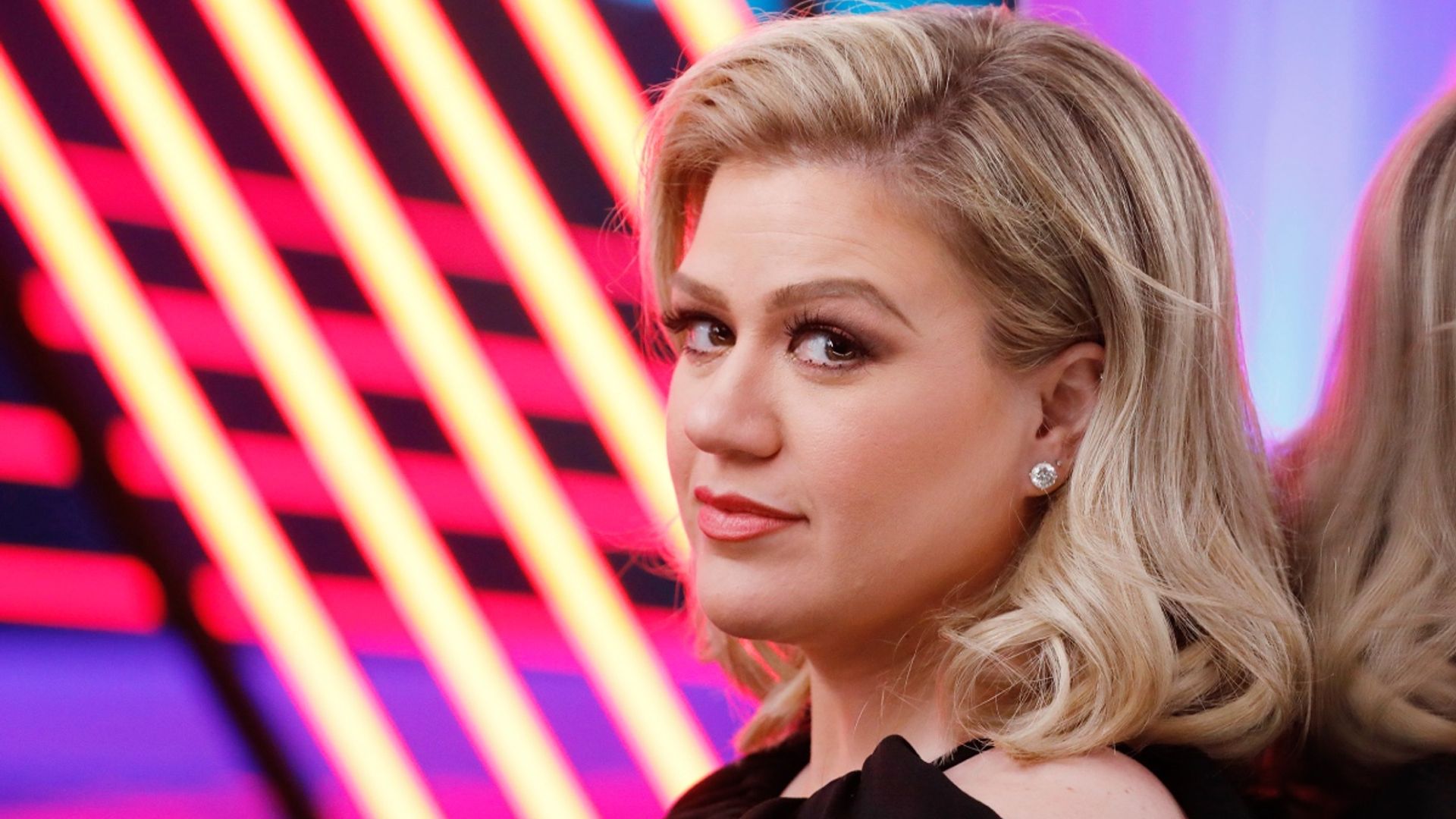 Kelly Clarkson calls out 'contractually obligated' career move on her show