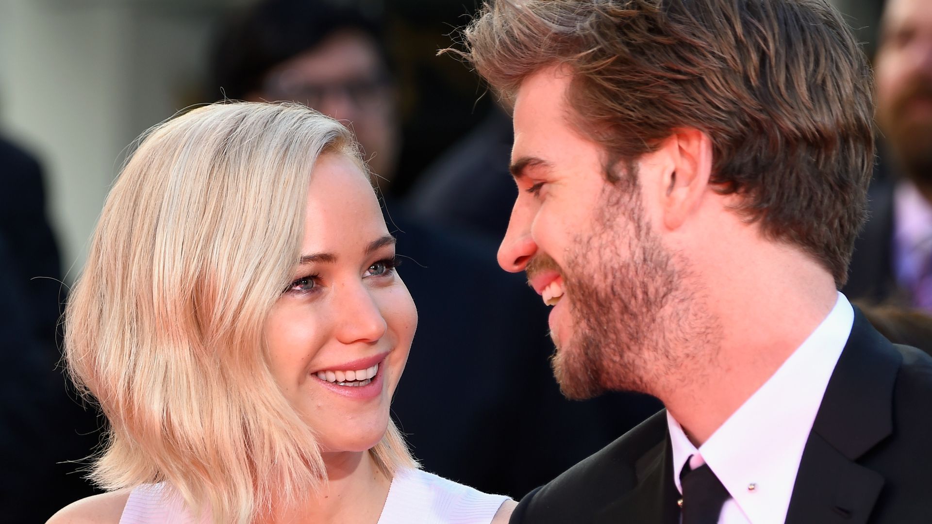 jennifer lawrence liam hemsworth looking at each other smiling