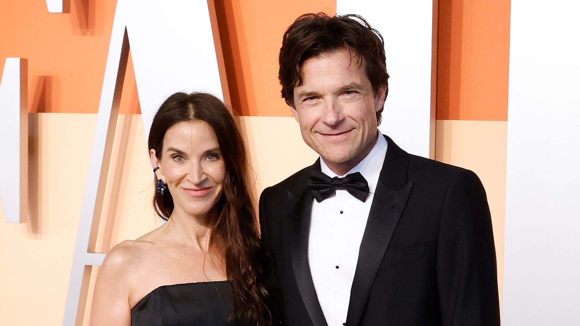 Amanda Anka and Jason Bateman attend the 2025 Vanity Fair Oscar Party hosted by Radhika Jones at Wallis Annenberg Center for the Performing Arts on March 02, 2025 in Beverly Hills, California