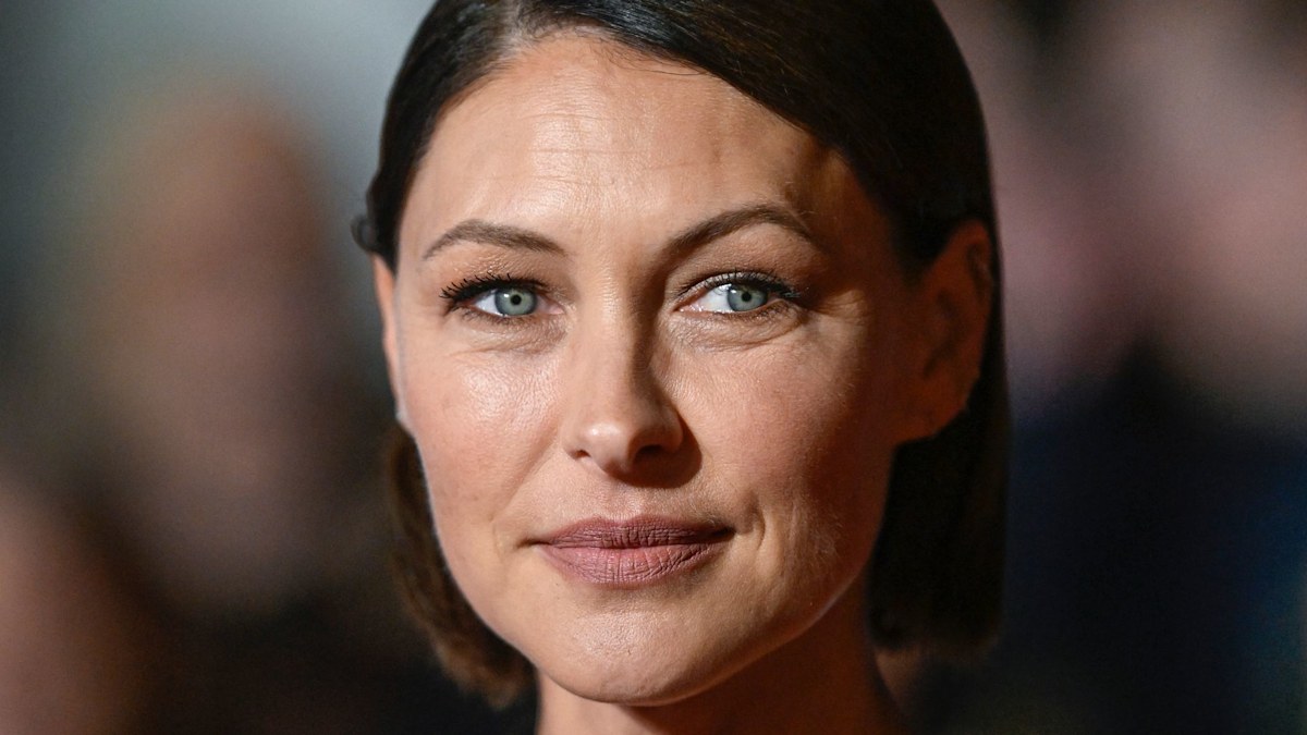 Emma Willis shows off incredibly toned arms during gruelling pilates ...