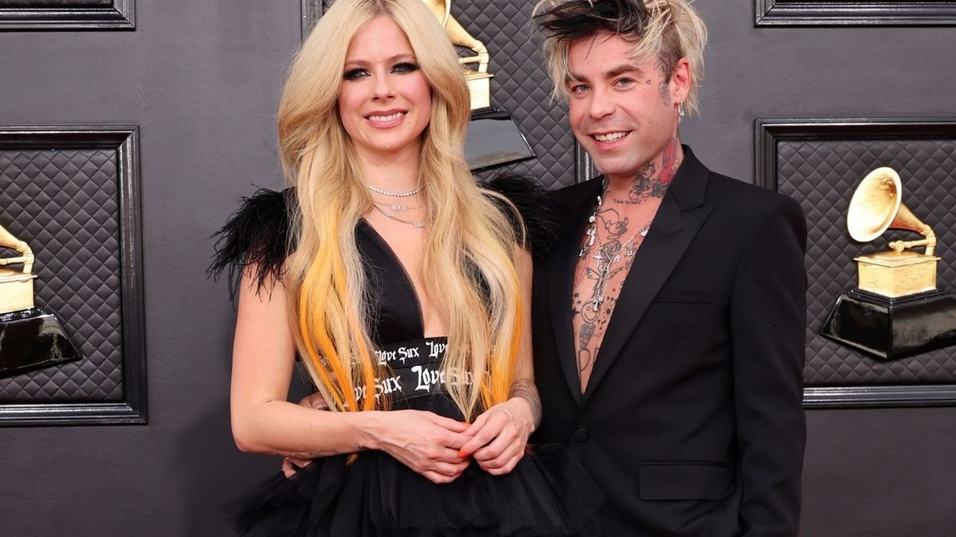 Avril Lavigne and boyfriend Mod Sun share a kiss on the GRAMMYs red