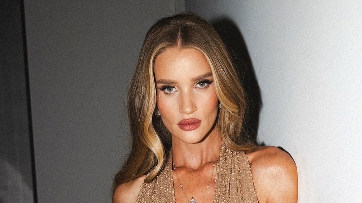 Rosie Huntington-Whiteley just schooled us in styling fishnet tights with a mini-dress