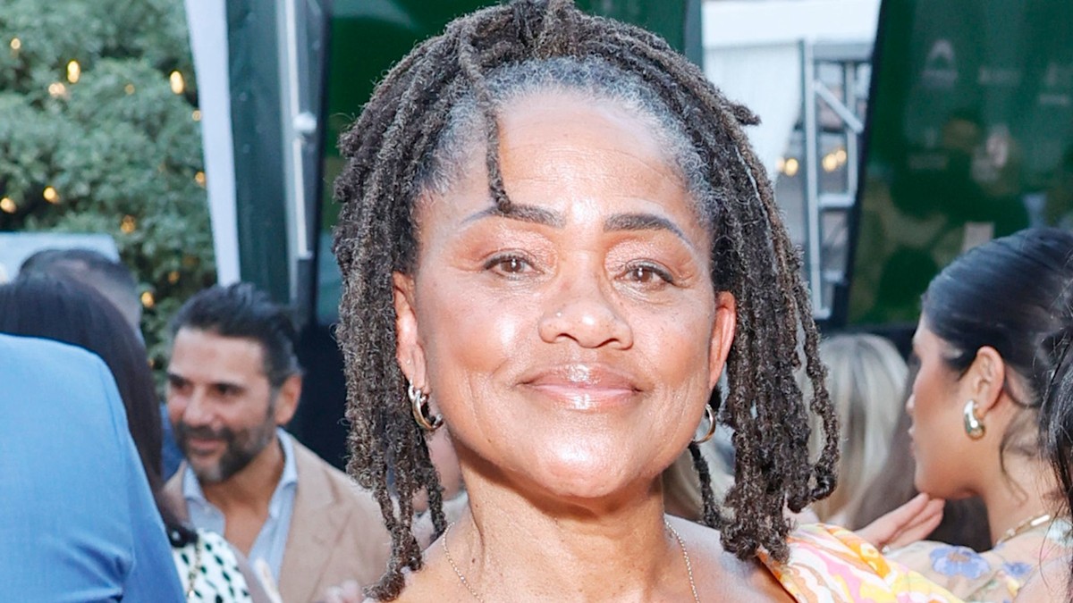 Doria Ragland, 67, makes rare appearance in figure-flattering jeans to ...