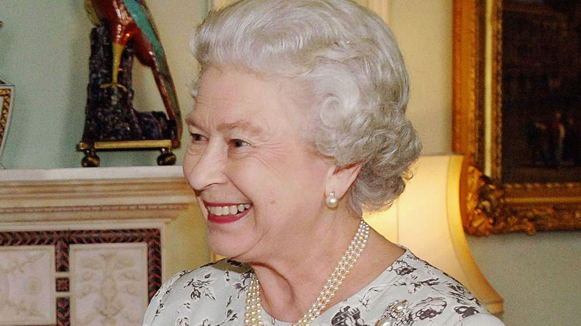 LONDON, ENGLAND - OCTOBER 26: (NO PUBLICATION IN UK MEDIA FOR 28 DAYS) Queen Elizabeth II invests Dame Judi Dench with the Insignia of a Companion of Honour at Buckingham Palace (Photo by POOL Tim Graham Picture Library/Getty Images)