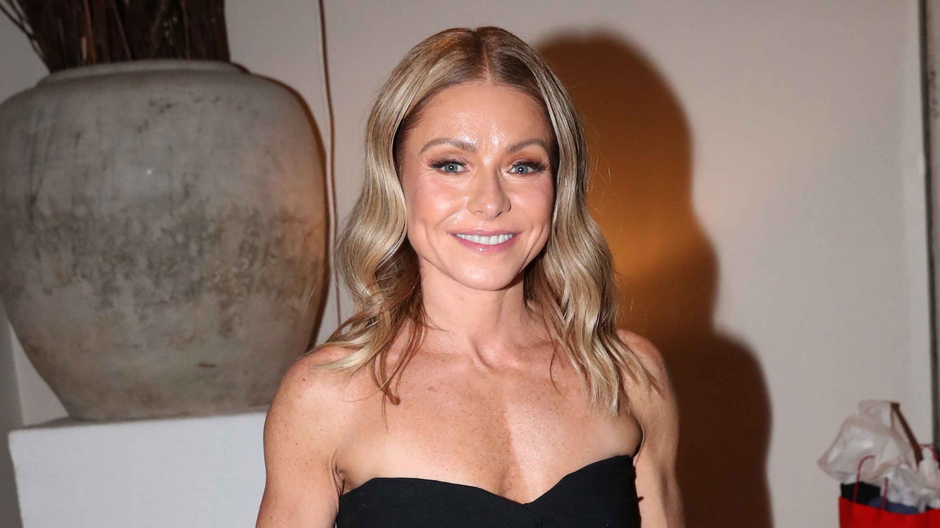 Kelly Ripa's all-natural appearance in floral swimsuit is envy-inducing