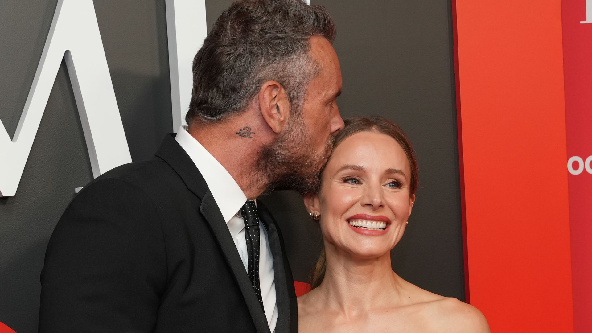 photo of dax shepard kissing kristen bell on the head