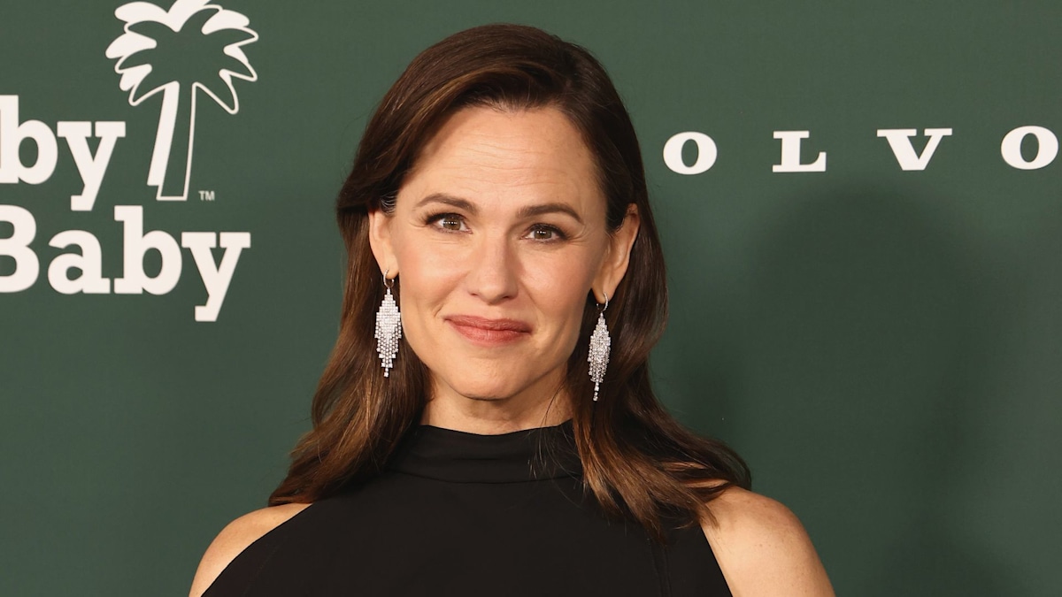 Jennifer Garner looks sensational in figure-hugging skirt and killer heels after Jennifer Lopez and Ben Affleck reach divorce settlement