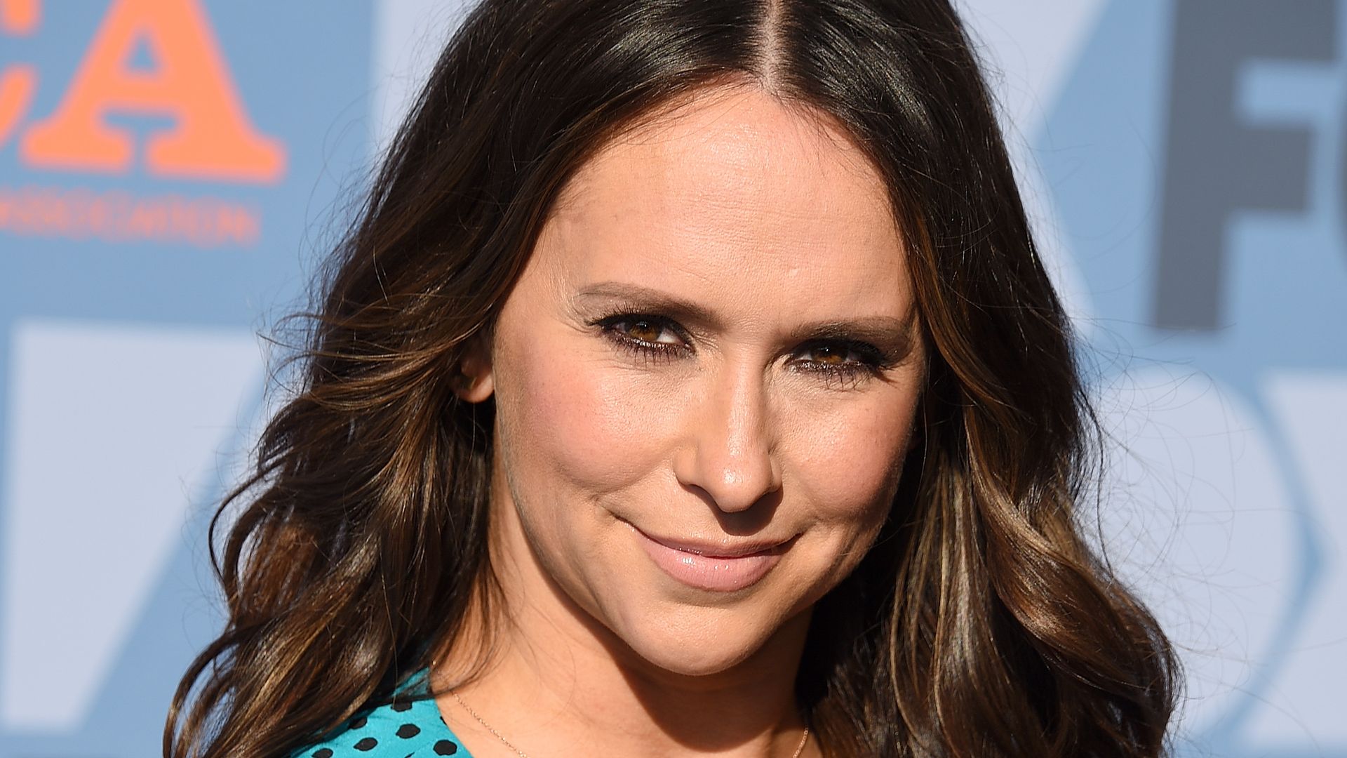 Jennifer Love Hewitt reveals seriously chic hair transformation in new video