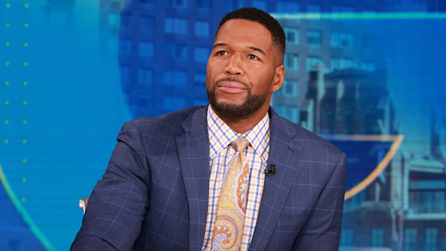 Michael Strahan on GMA looking to the left