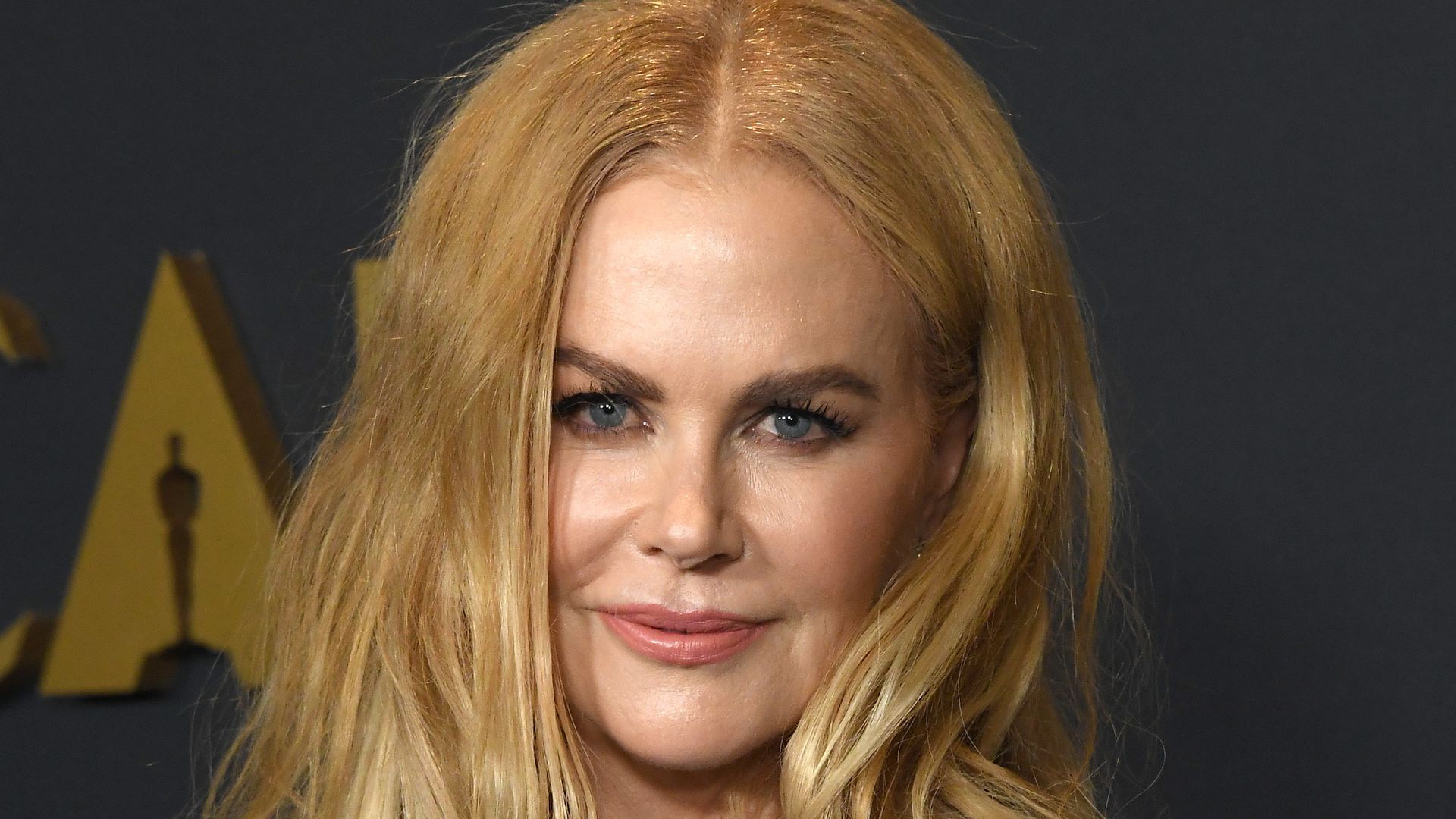 Nicole Kidman handles award on-stage wardrobe malfunction like a pro